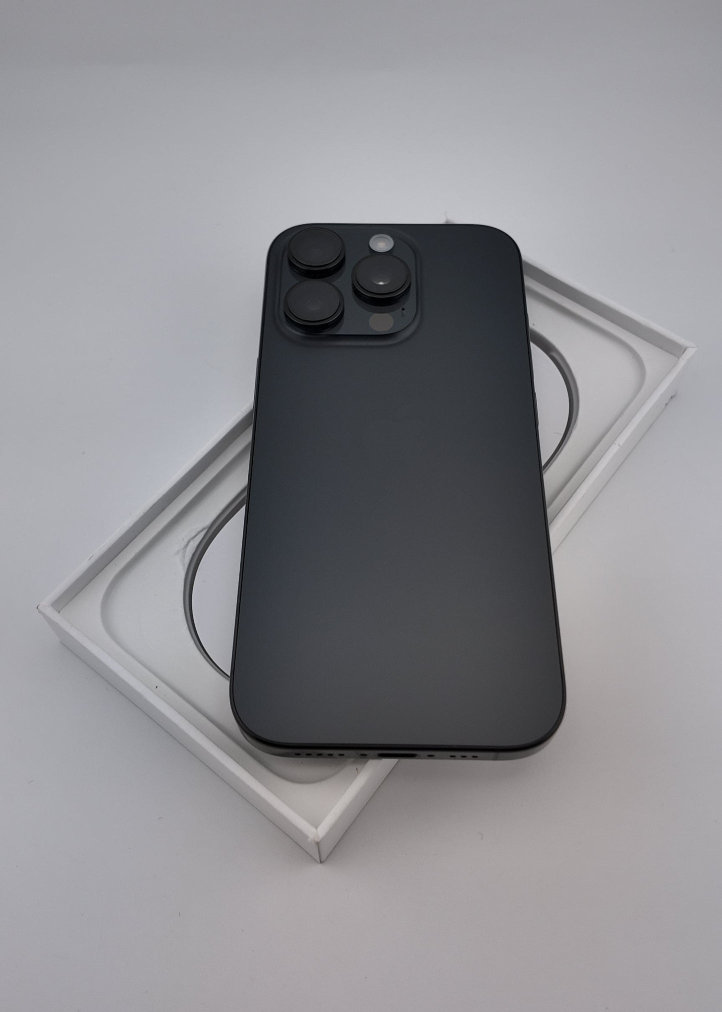 IPHONE 16 PRO / NEGRO TITANIO / 128GB