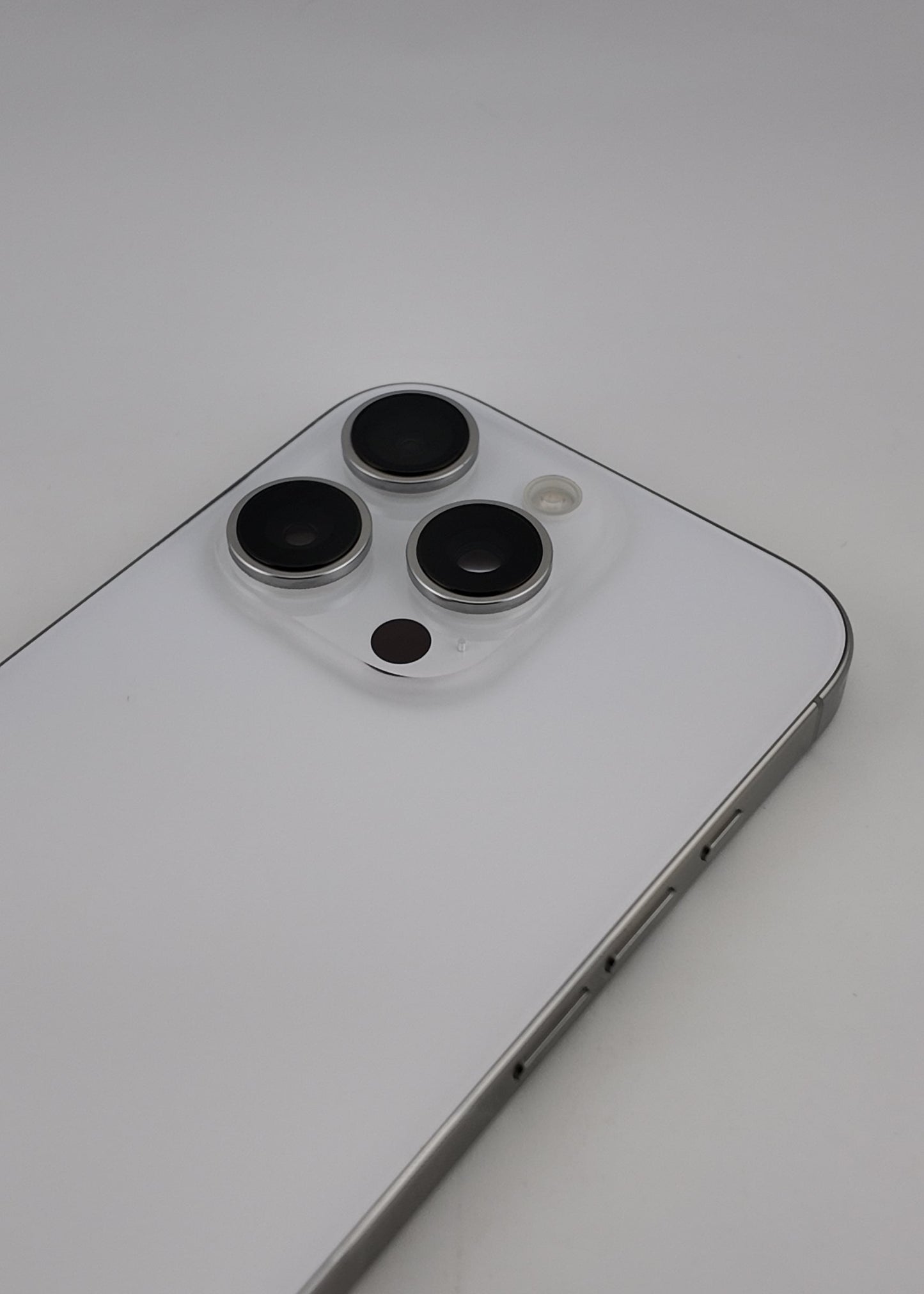 IPHONE 16 PRO / BLANCO TITANIO / 128GB