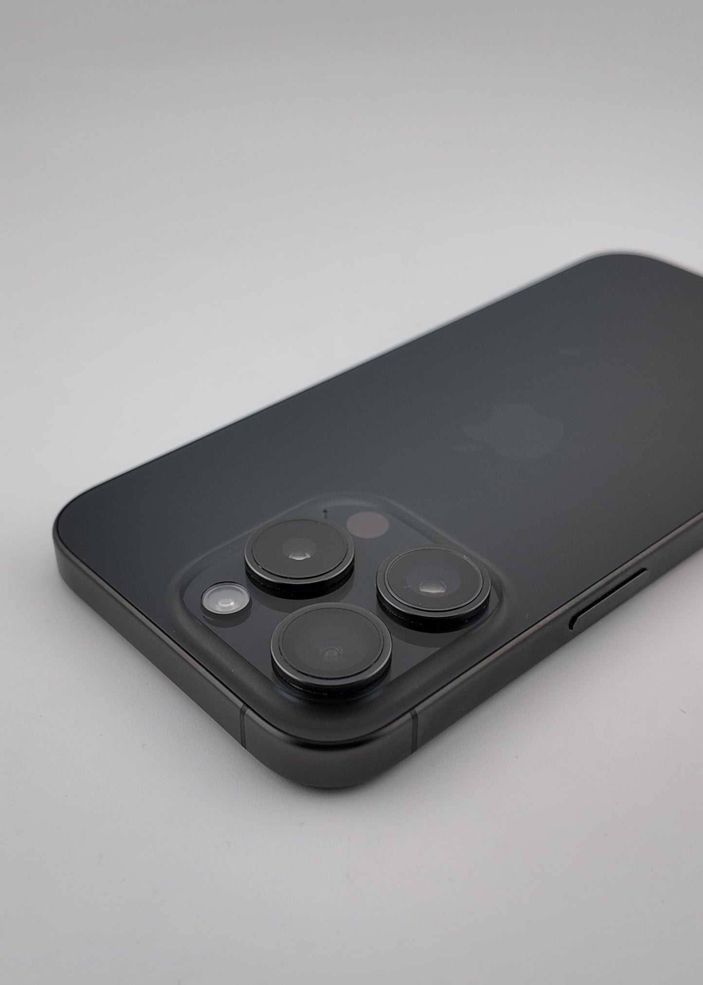 IPHONE 15 PRO / NEGRO TITANIO / 256GB