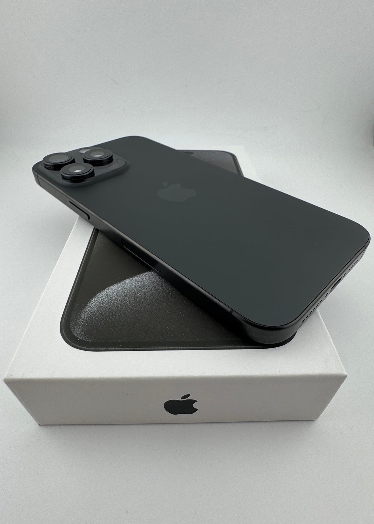 IPHONE 15 PRO MAX / NEGRO TITANIO / 512GB