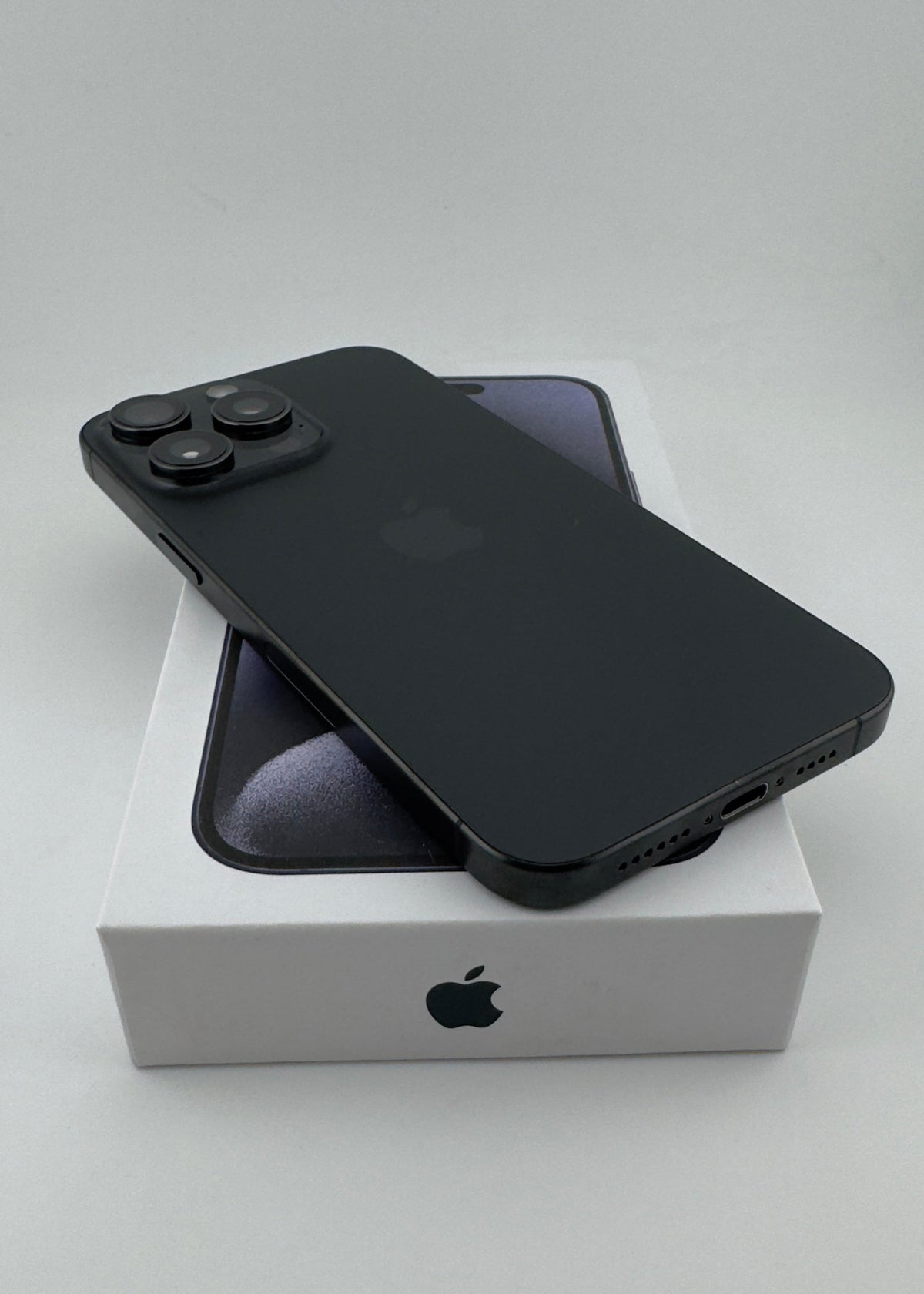 IPHONE 15 PRO MAX / NEGRO TITANIO / 512GB