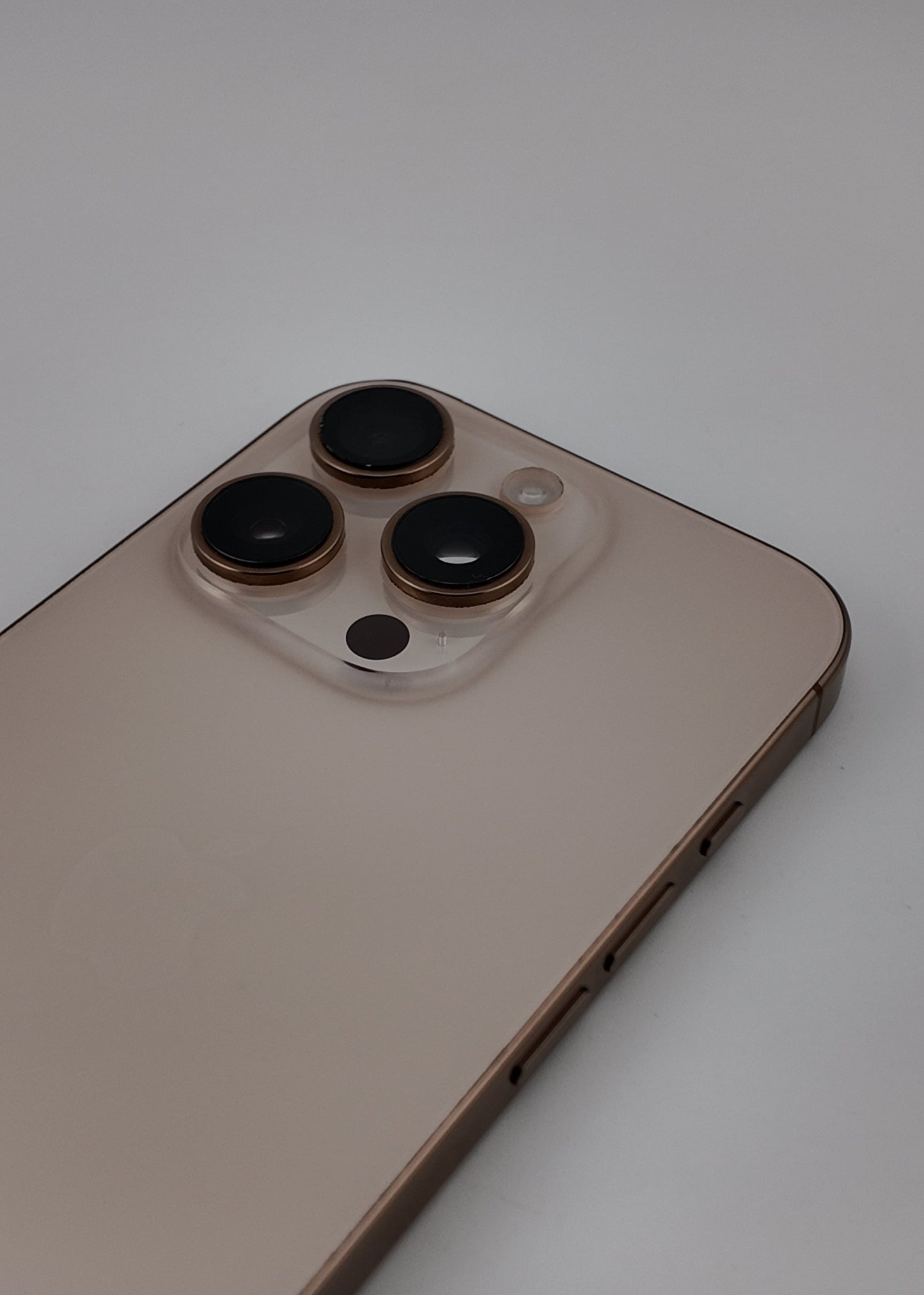 IPHONE 16 PRO / DESIERTO TITANIO / 128GB