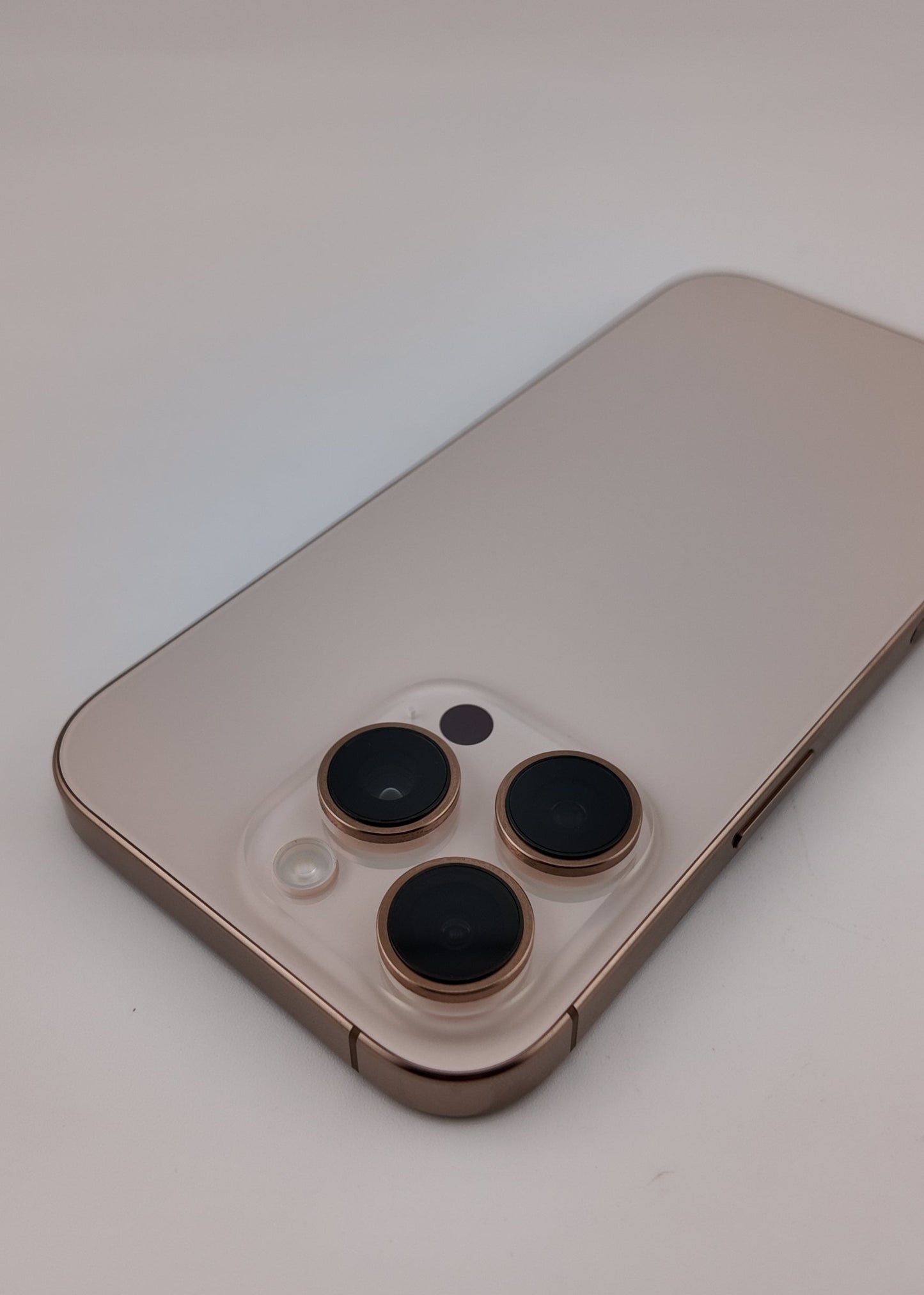 IPHONE 16 PRO / DESIERTO TITANIO / 256GB