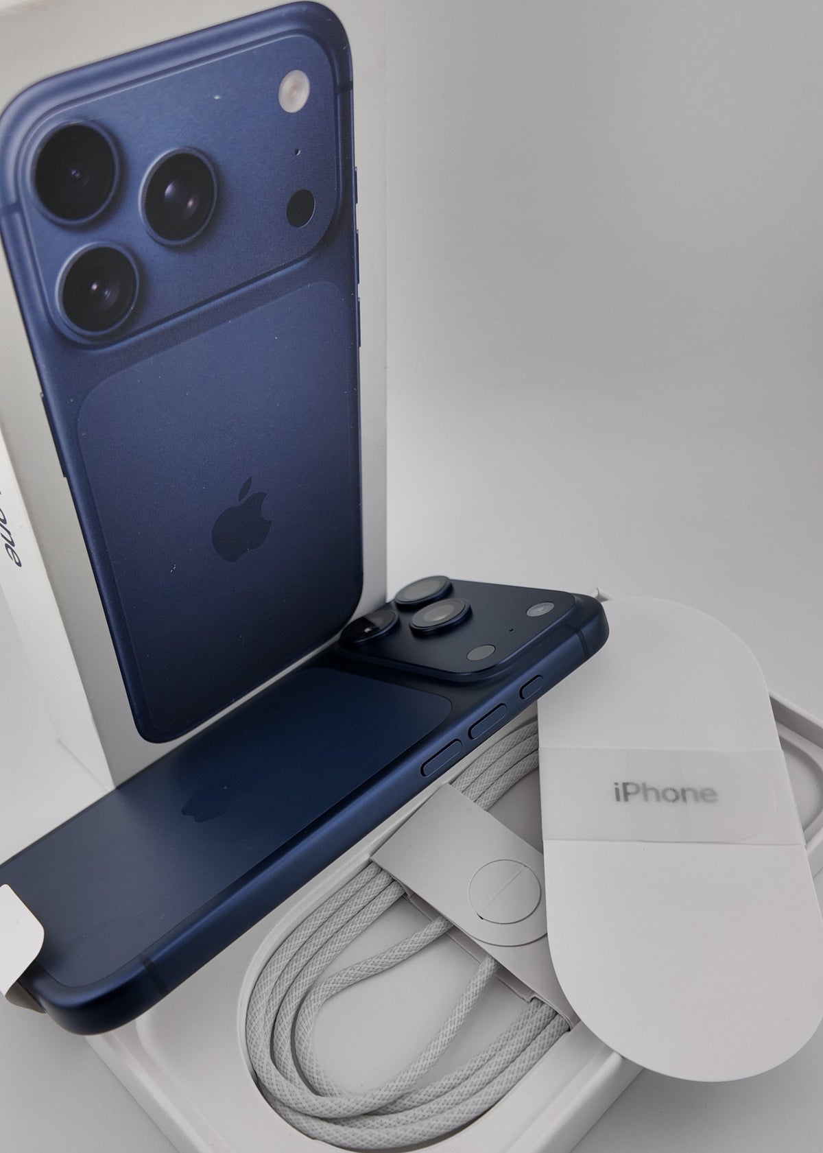 IPHONE 17 PRO / AZUL INTENSO / 256GB